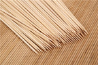 Arrangement of natural wood bamboo skewers, highlighting their uniform 25 cm length.