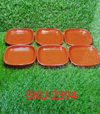 Sturdy and versatile square quarter plates, safe for microwave and dishwasher.