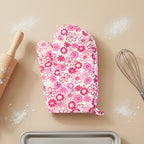 Stylish oven mitt and pot holder set featuring a colourful print.